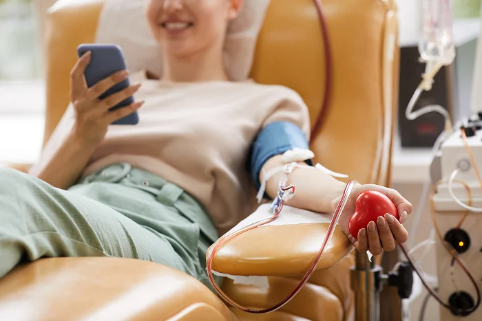 Donatore durante la donazione del sangue