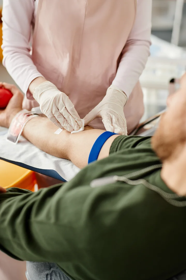 Personale medico durante una procedura di donazione
